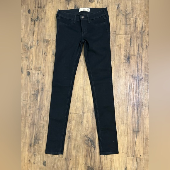 Hollister Black Skinny Jeans Timeless Versatile Style - Picture 1 of 5